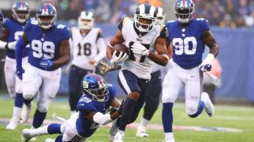 Robert Woods de Los Angeles Rams anota un touchdown mientras varios jugadores de New York Giants lo persiiguen. (Foto: Al Bello/Getty Images)