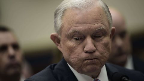 Sessions aseguró que trató de impedir contactos con Rusia