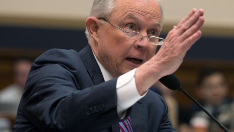 Jeff Sessions sigue amenazando a "santuarios" a pesar de continuar perdiendo en los tribunales (Foto: archivo)