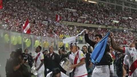 El festejo de los jugadores peruanos tras vencer a Nueva Zelanda en el repechaje rumbo a Rusisa 2018, le dio la vuelta al mundo. (Foto: Daniel Apuy/Getty Images)
