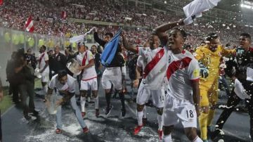 El festejo de los jugadores peruanos tras vencer a Nueva Zelanda en el repechaje rumbo a Rusisa 2018, le dio la vuelta al mundo. (Foto: Daniel Apuy/Getty Images)