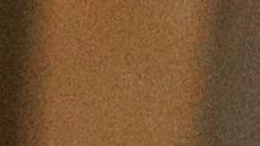 El presidente Trump promueve sus gorras MAGA.