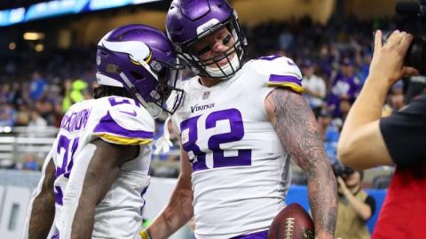 Minnesota Vikings celebran una anotación ante los Detroit Lions en Ford Field este jueves. (Foto: Gregory Shamus/Getty Images)