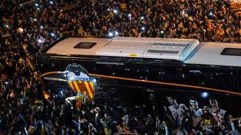 Los hinchas del Valencia reciben el autobús de los jugadores.  David Ramos/Getty Images