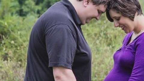 Una pareja se queda embarazada con una fecundación in vitro de un embrión adoptado.