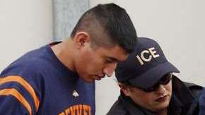 Una propuesta de ley en Florida busca no solo castigar a localidades "santuario" sino cobrarle a los inmigrantes por los días que pasen detenidos esperando por ICE (Foto: archivo)