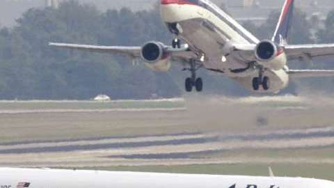 El dúo fue arrestado en la aeronave.