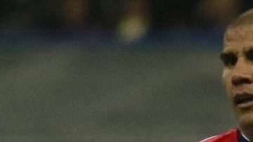 El mexicano Carlos Salcido no estuvo de acuerdo con un tuit de su equipo, las Chivas Rayadas del Guadalajara. Foto: Imago7/Álvaro Paulin)