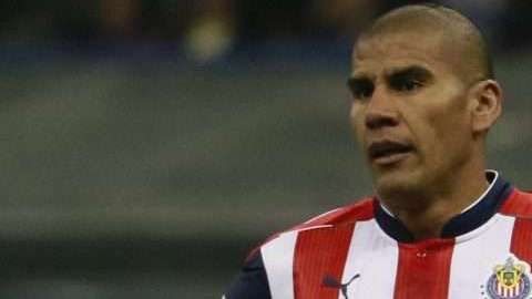 El mexicano Carlos Salcido no estuvo de acuerdo con un tuit de su equipo, las Chivas Rayadas del Guadalajara. Foto: Imago7/Álvaro Paulin)