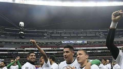 Guillermo Ochoa y los demás seleccionados mexicanos festejaron la clasificación al Mundial el 1 de septiembre en el Estadio Azteca.