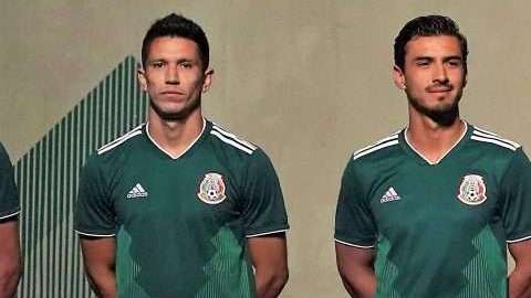 Oswaldo Alanís y Orbelin Pineda, durante la presentación de la nueva playera de la selección nacional de México, en evento realizado en el monumento a la revolución. (Foto/ Imago7/ Etzel Espinosa)