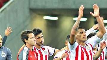 Chivas se va por la puerta de atrás del torneo Apertura 2017 de la Liga MX, sin poder refrendar sus campeonatos en Liga ni en Copa. (Foto: Imago7/Jorge Barajas)