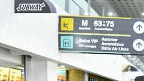 Edson Álvarez y Oribe Peralta Peralta, durante la salida de la selección nacional de México a Amsterdam para la gira de preparación por Europa. (Foto: Imago7/ Etzel Espinosa)