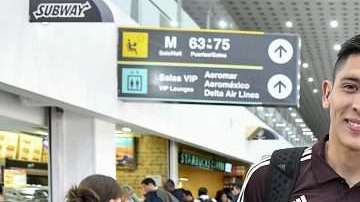 Edson Álvarez y Oribe Peralta Peralta, durante la salida de la selección nacional de México a Amsterdam para la gira de preparación por Europa. (Foto: Imago7/ Etzel Espinosa)
