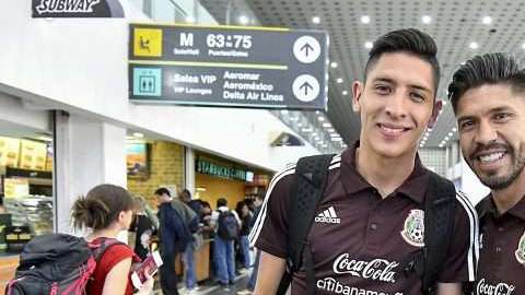 Edson Álvarez y Oribe Peralta Peralta, durante la salida de la selección nacional de México a Amsterdam para la gira de preparación por Europa. (Foto: Imago7/ Etzel Espinosa)