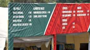 Antes de vibrar con el Raiders - Patriots cientos de fanáticos de la NFL hacían filas para comer unos buenos tacos o una refrescante cerveza a las afueras del Estadio Azteca de la Ciudad de México.