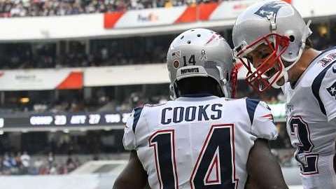Brandon Cooks y Tom Brady festejan un touchdown ante los Raiders de Oakland en el estadio Azteca. (Foto: Imago7/Etzel Espinosa)