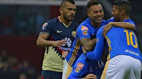 Jugadores de Tigres festejan el gol solitario de Juninho al América en la ida de las semifinales del Apertura 2017 de la Liga MX. (Foto: Imago7/Agustin Cuevas)