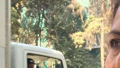 Rosa Seseña, limpiadora en la CDMX, camino a su trabajo.