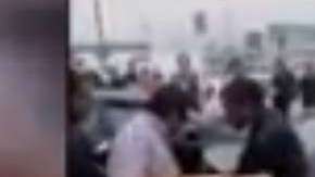 La exesposa agarra por los cabellos a la supuesta amante.