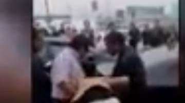 La exesposa agarra por los cabellos a la supuesta amante.