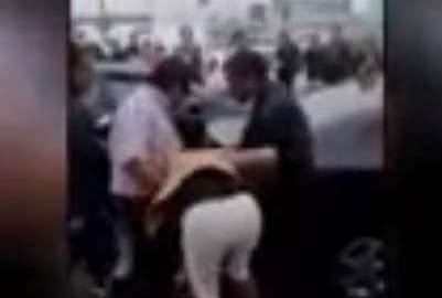 La exesposa agarra por los cabellos a la supuesta amante.