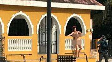 Mujeres desnudas en la plaza principal. Foto Twitter