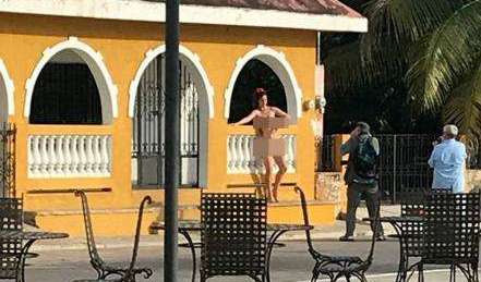 Mujeres desnudas en la plaza principal. Foto Twitter