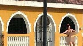 Mujeres desnudas en la plaza principal. Foto Twitter