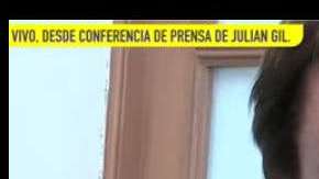 Julián ofreció una conferencia de prensa para explicar su situación legal.