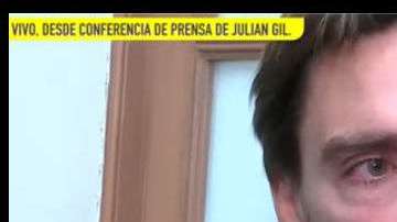 Julián ofreció una conferencia de prensa para explicar su situación legal.