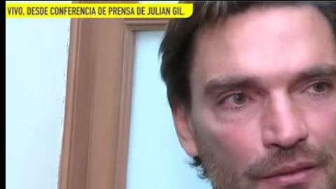 Julián ofreció una conferencia de prensa para explicar su situación legal.