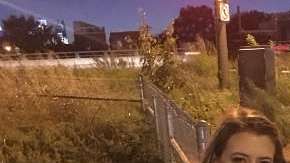 La mujer le agradeció al desamparado lo que hizo por ella. Foto Kate McClure