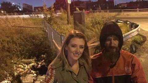 La mujer le agradeció al desamparado lo que hizo por ella. Foto Kate McClure