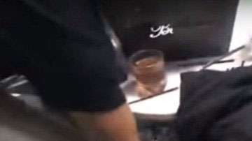 Lamar Odom se cae en un bar.