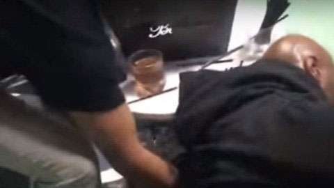 Lamar Odom se cae en un bar.