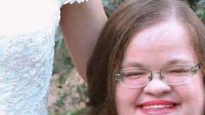 Laura mide 4'2 y quiso probar la reacción de la gente en Tinder.