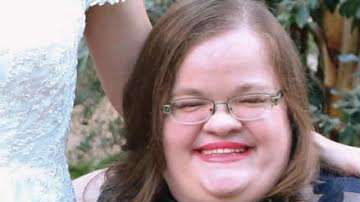 Laura mide 4'2 y quiso probar la reacción de la gente en Tinder.