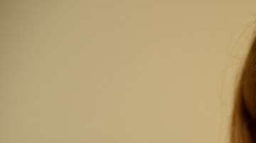 Laura Bacon-Smith con la ecografía de su bebé cinco años después de que le dieran seis meses de vida.