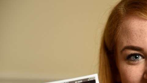 Laura Bacon-Smith con la ecografía de su bebé cinco años después de que le dieran seis meses de vida.