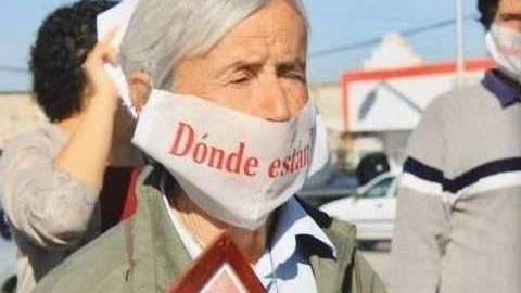 Madre de uno de los desaparecidos en Coahuila durante una de las caravanas de búsqueda.