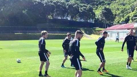 Los jugadores de la selección de Nueva Zelanda se preparan para su partido contra Perú en Wellington.