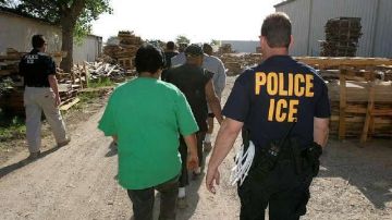 Activistas quieren que un tribunal ordene que ICE divulgue detalles sobre sus operativos contra inmigrantes.