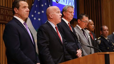 El gobernador Cuomo, el comisionado O’Neill y el alcalde De Blasio en la rueda de prensa.