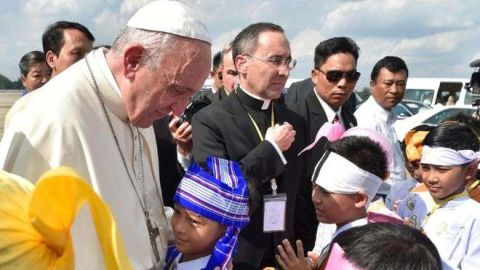 La visita del líder de la Iglesia católica a Birmania está marcada por la sensibilidad en torno a la situación de los rohingyas.