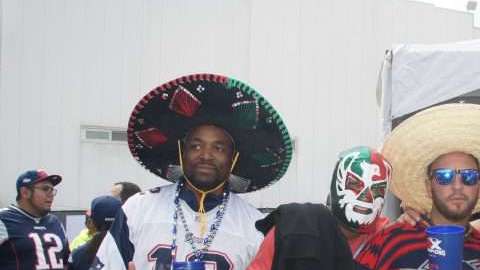 La fiesta de los aficionados de la NFL fue increíble a las afueras del Estadio Azteca de la Ciudad de México.