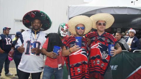 La fiesta de los aficionados de la NFL fue increíble a las afueras del Estadio Azteca de la Ciudad de México.