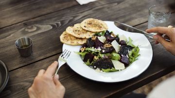 Cambiar una porción de carne por leguminosas o verduras hace mucho la diferencia.