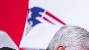 Arturo Olivé, director de NFL México y el jefe de gobierno de la CDMX, Miguel Ángel Mancera. (Foto: Juan Luis Díaz / Agencia Reforma)