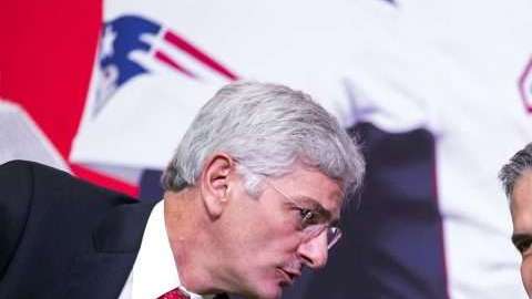 Arturo Olivé, director de NFL México y el jefe de gobierno de la CDMX, Miguel Ángel Mancera. (Foto: Juan Luis Díaz / Agencia Reforma)